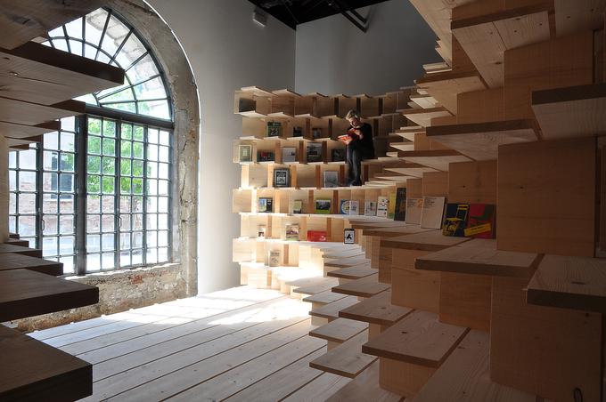 Kurirana knjižnica [Dom v Arzenalu] bo obiskovalcem razstave Biennale Architettura 2016 ponudila možnost, da si knjige ogledajo in jih preberejo. Prostor bo odprt tudi za javne dogodke, od pogovorov do delavnic na temo doma in bivanja. Ko bo razstava končana, se bo ta knjižnica oz. dom preselil v Muzej za arhitekturo in oblikovanje v Ljubljani, kjer bo stalno na voljo za javno uporabo. | Foto: 
