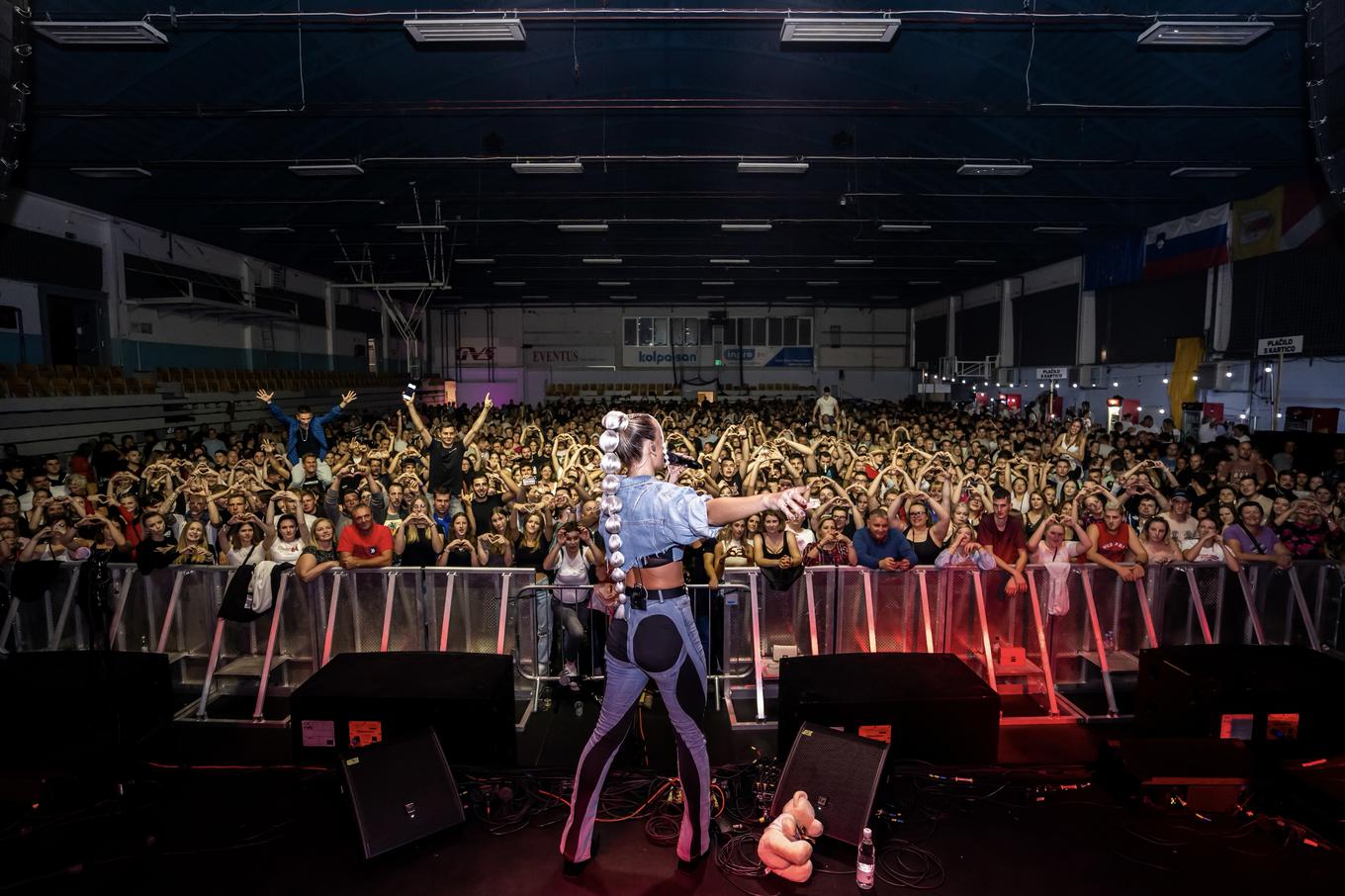 O público em geral a conhece por cantar na língua croata, mas ela também impressionou muitas vezes com seus vocais em esloveno. | Foto: Arquivo pessoal de Ines Erbus