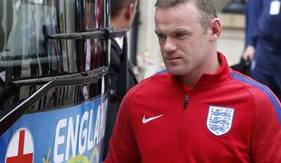 Rooney bo še naprej nosil trak