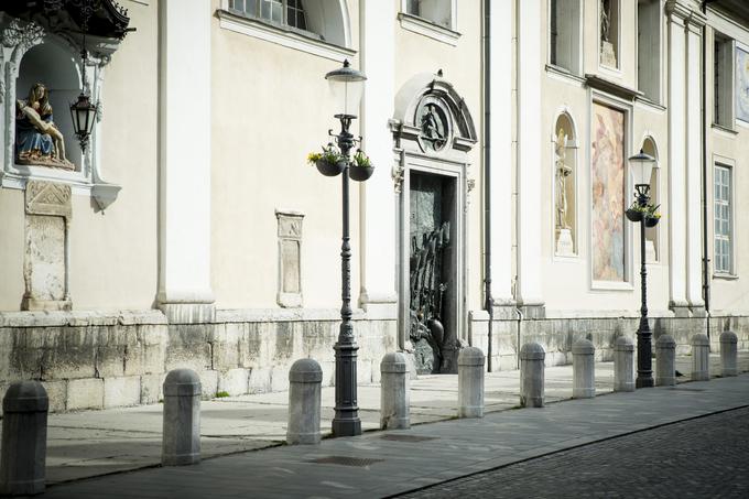 Ljubljanske ulice so v teh dneh neprepoznavne. Namesto značilnega vrveža, ki bi mu v teh pomladnih dneh svoj ritem že narekovali turisti od blizu in daleč, se dolgočasijo v popolnem miru. Fotografija pred stolnico sv. Nikolaja je bila posneta pred dnevi ...  | Foto: Ana Kovač