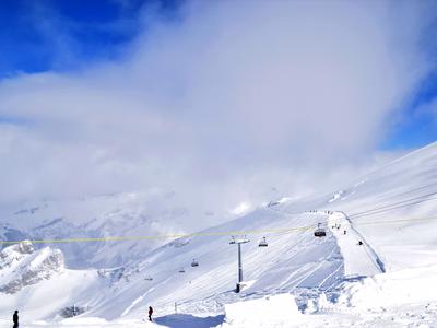 V padcu gondole v švicarskem smučarskem središču en mrtev