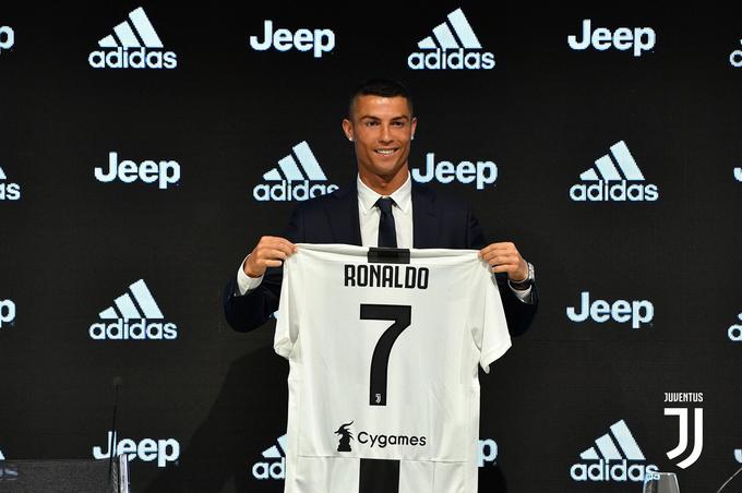 Ronaldo je podpisal donosno pogodbo z nogometnim klubom Juventus. Celoten prestop naj bi klub stal kar 350 milijnov evrov, kar je zmotilo zaposlene v skupini FCA. | Foto: 