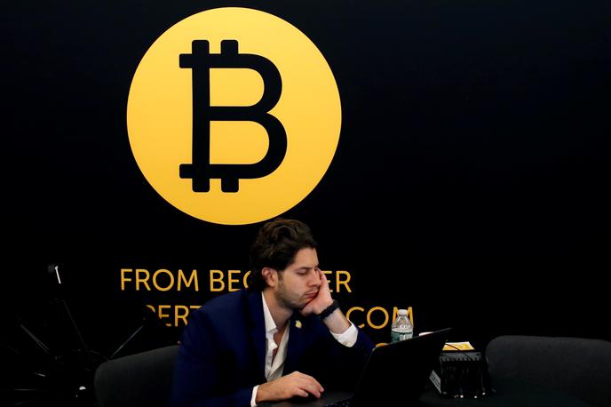 Bitcoin | Kdor je bitcoin kupil v prvi polovici leta 2018, v zadnjih mesecih ni mogel imeti veliko razlogov za zadovoljstvo. Bitcoin je zadnjega pol leta namreč večidel stagniral pri pičlih 30 odstotkih pomladnih cen.   | Foto Reuters