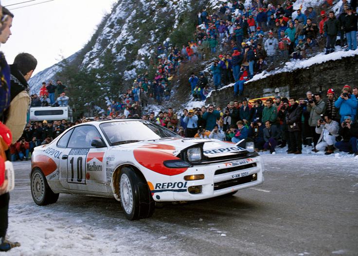 Toyota celica reli Monte Carlo Prizor z relija Monte Carlo leta 1992. Zaradi Sainza je imela Toyota Repsolovo sponzorstvo, del moštva pa je bil tudi Finec Markku Alen (na fotografiji). | Foto: Repsol