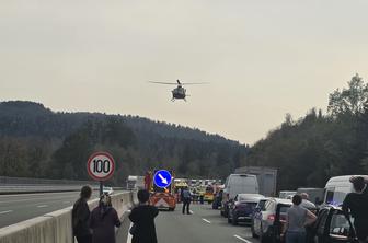 Tragedija na primorski avtocesti: umrle tri osebe, policisti reševali ujeta vozila #foto