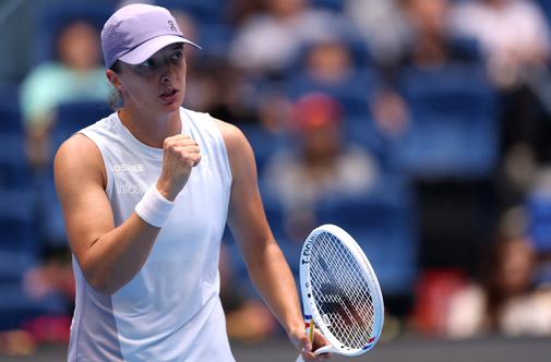 Iga Swiatek ekspresno v tretji krog, več dela za Jannika Sinnerja