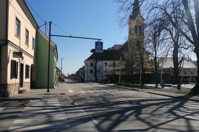 Sodeč po podatkih Googla je Žalec mesto dveh ekstremov. Prebivalci namreč trgovine obiskujejo najpogosteje v Sloveniji oziroma obiskanost tamkajšnjih trgovin odstopa najmanj od povprečja (zgolj 26 odstotkov), po drugi strani pa je zadrževanje v bližini lokalov, ki so v Žalcu večinoma posejani ob glavni ulici skozi mesto, upadlo za sto odstotkov, kar je, z izjemo Slovenske Bistrice, kjer je ta številka enaka, največ v Sloveniji. Obiskanost trgovin je medtem najnižja v občini Šentjur, in sicer je 60 odstotkov pod povprečjem.
 | Foto: Matic Tomšič