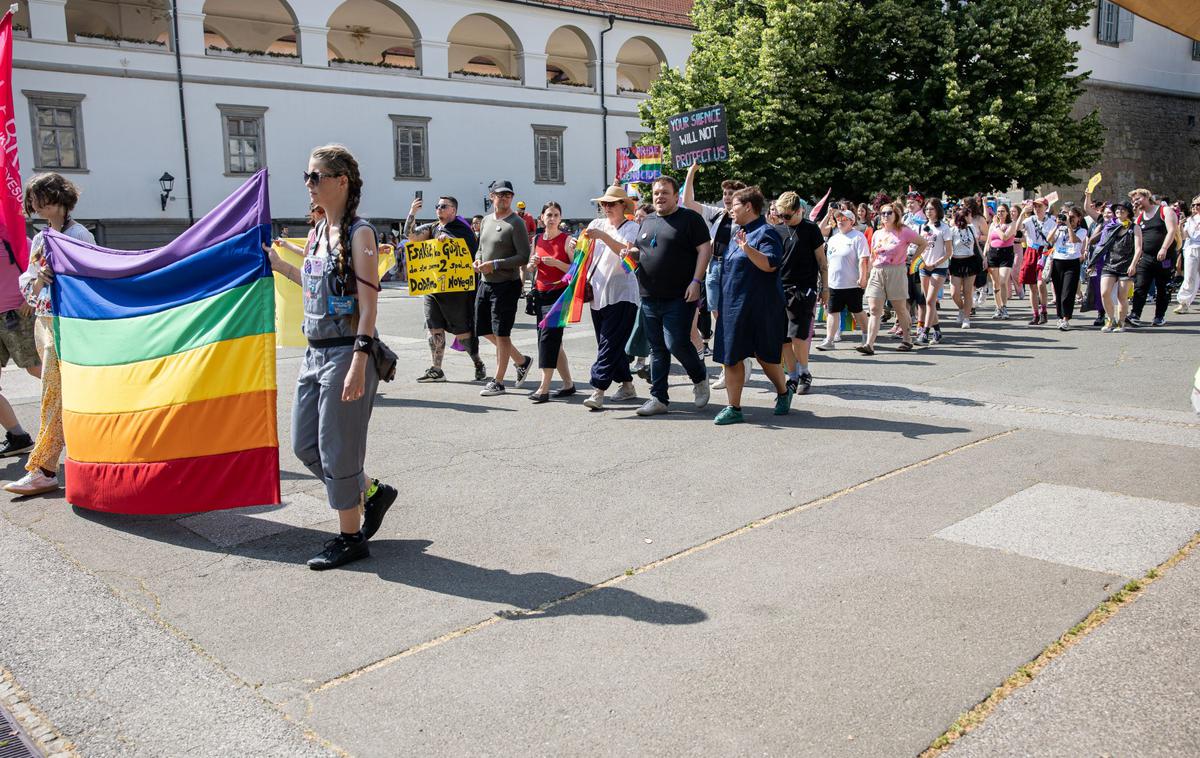 Parada ponosa Maribor | Dogodek je po navedbah organizatorjev potekal mirno, "se je pa ob robu prizorišča na protishodu zbrala skupina mladih protestnikov in skušala izzvati konflikt". | Foto STA