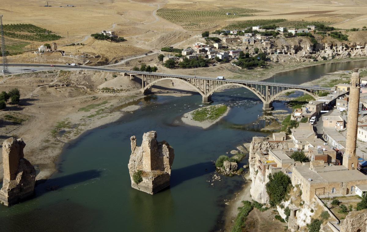 Hasankeyf, Tigris, Turčija | Mesto Hasankeyf je po ocenah zgodovinarjev, glede na to, kako dolgo v območju že živijo ljudje, staro od 10.000 do celo 12.000 let.  | Foto Reuters