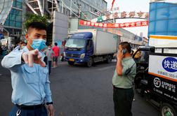 Po dveh mesecih spet okužbe: več delov Pekinga je v karanteni
