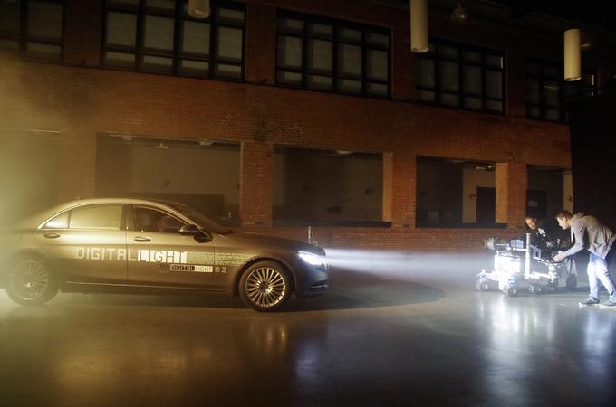 Mercedes-Benz je napovedal digitalne luči, katerih ključni prednosti sta stalni svetlobni snop visoke ločljivosti brez slepitve preostalih udeležencev in zmožnost projiciranja različnih svetlobnih sporočil in oznak na cesto | Foto: Mercedes-Benz