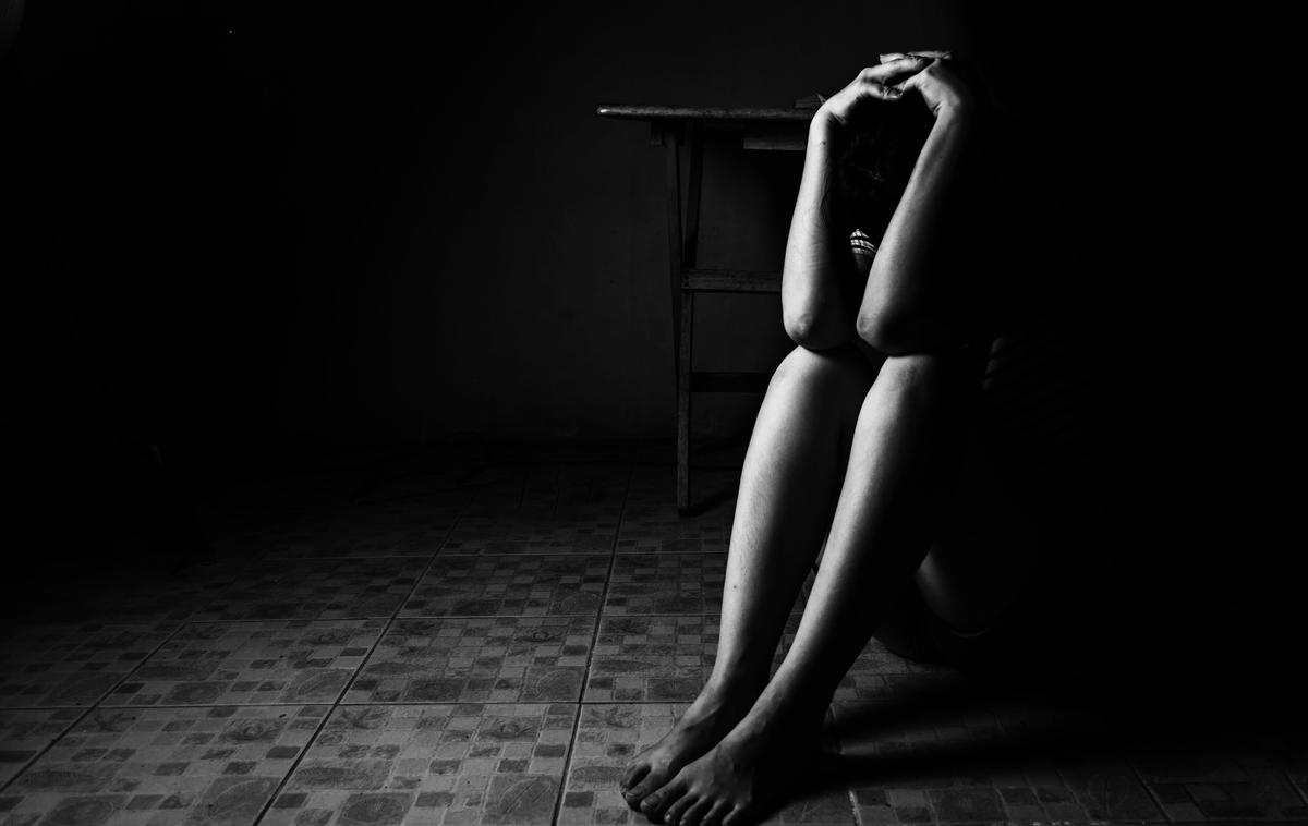 Posilstvo | Javnost je za posilstvo izvedela v četrtek, ko so mediji poročali, da so moški v vrsti čakali pred hotelsko sobo, v kateri je bilo dekle pod vplivom alkohola. (Fotografija je simbolična) | Foto Getty Images