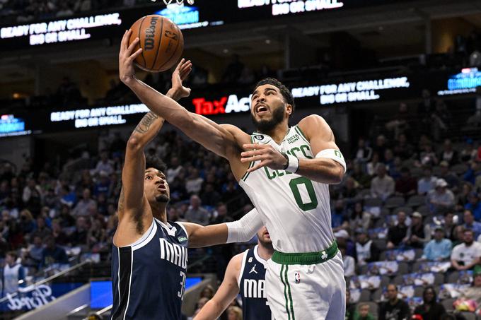 Jayson Tatum je z Bostonom prekinil niz dveh zaporednih porazov. Na zadnji tekmi so Kelti proti Oklahoma Cityju prejeli kar 150 točk, tokrat pa so jih Dallasu dovolili le 95.  | Foto: Reuters