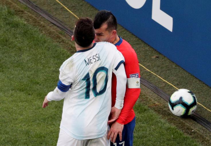 Lionel Messi Dvoboj z Garyjem Medelom za rdeč karton. | Foto: Reuters
