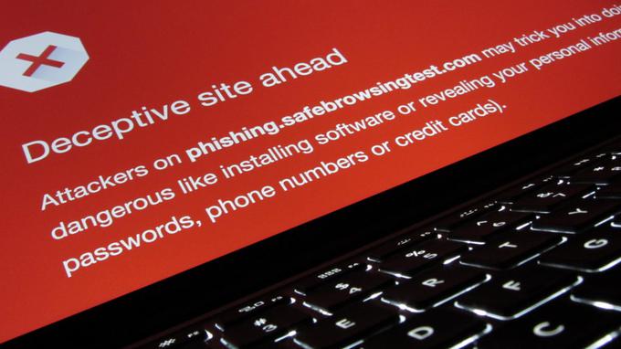 Phishing, lažno predstavljanje ali tudi spletno ribarjenje, je tehnika izvabljanja osebnih podatkov od žrtev kiberkriminala s predstavljanjem za (največkrat) uradno osebo.  | Foto: Christiaan Colen (Flickr) / CC BY-SA 2.0