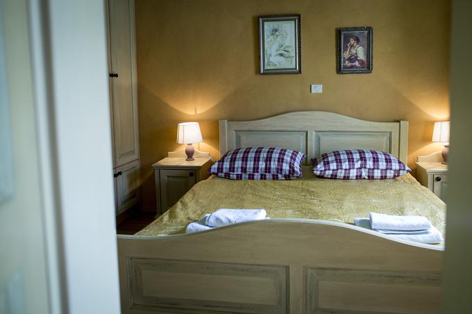 V hotelu Vitranc je 19 sob, tiste na južni strani imajo balkon s pogledom na vitranško strmino. | Foto: Ana Kovač