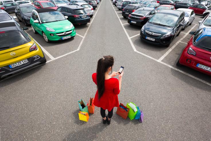 S sistemom Opel OnStar in aplikacijo myOpel lahko lociramo izgubljeno vozilo, če pozabimo, kje smo ga parkirali. V avtomobilu je mogoče tudi na daljavo vklopiti luči ali hupo. | Foto: Opel