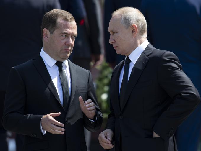 Dmitri Medvedjev (levo), nekdanji predsednik Rusije, sicer pa namestnik predsednika ruskega varnostnega sveta, je v zadnjih tednih večkrat omenjal jedrsko orožje.  | Foto: AP / Guliverimage