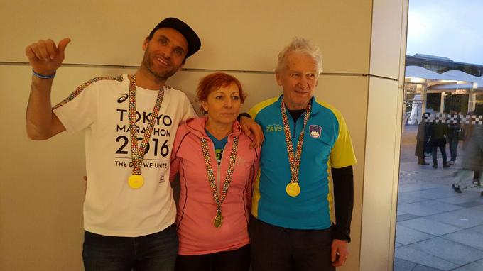 Tokijski maraton je Vrbetič pretekel leta 2016. Na fotografiji je v družbi Ljiljane Počkar in Bojana Posela, ki sta prav tako že pretekla vseh šest svetovnih maratonov iz serije Six Marathon Majors.  | Foto: osebni arhiv/Lana Kokl