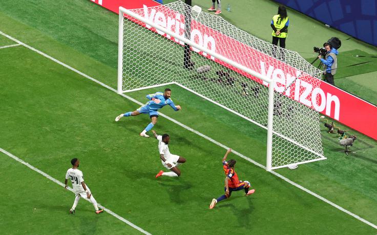 Lamine Yamal je tako poslal žogo v mrežo Savdske Arabije za začetno vodstvo 1:0. | Foto: Reuters