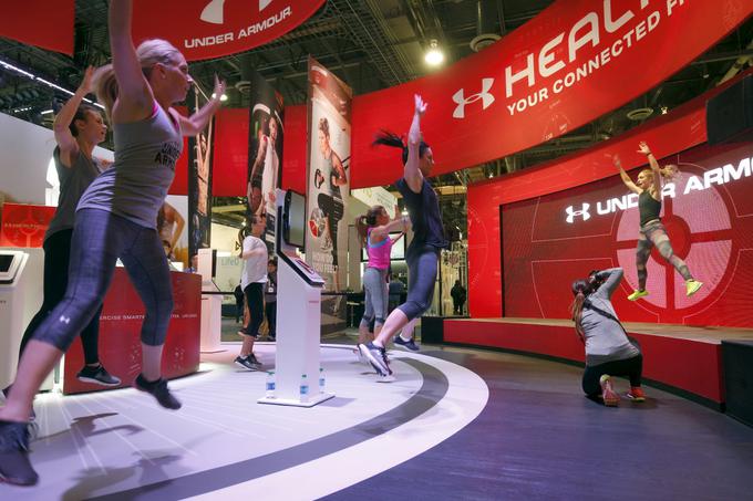 Under Armour še vedno veliko vlaga v razvoj pametne športne opreme, le da poudarek zdaj ne daje zapestnicam in drugim telesnim obeskom, temveč senzorjem, ki so vgrajeno neposredno v športne copate, na primer.  | Foto: Reuters