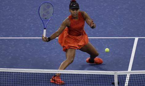 Iga Swiatek se je poigrala s tekmico, Naomi Osaka presenetila z modno izbiro