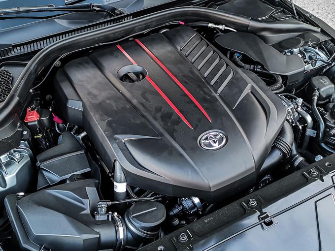 Pod plastičnim pokrovom s Toyotinim logotipom se skriva BMW-jev trilitrski vrstni šestvaljnik. | Foto: Gašper Pirman in Toyota