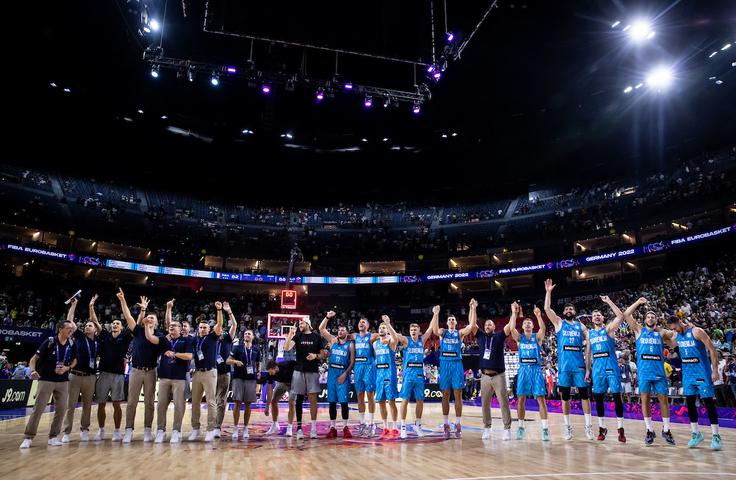 Slovenska košarkarska reprezentanca je osvojila prvo mesto v skupini B, v osmini finala pa jo v soboto čaka Belgija. | Foto: Vid Ponikvar