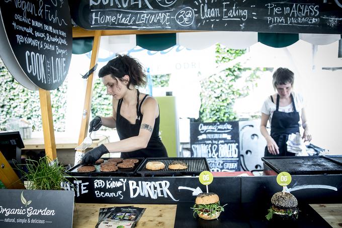 Obiskovalci so lahko poskusili slastne veganske burgerje ... | Foto: Ana Kovač