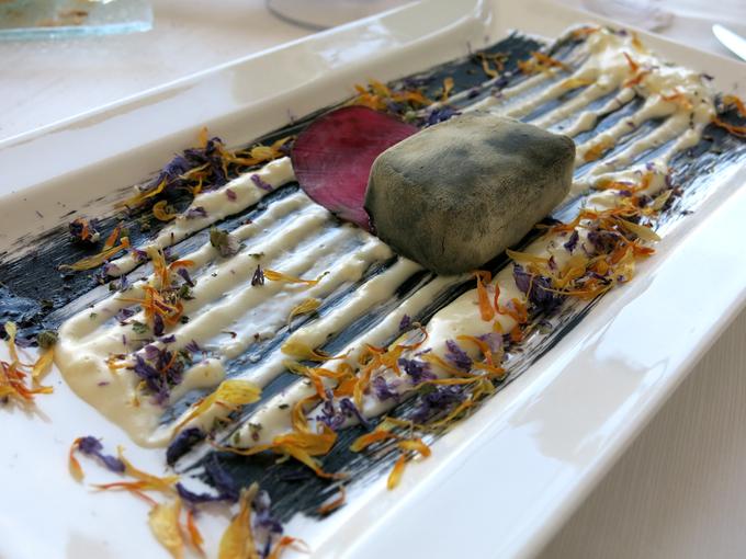 Vipavska njiva: brazde so sir, kamen pa je v glino oblečena pečena panceta. | Foto: Miha First