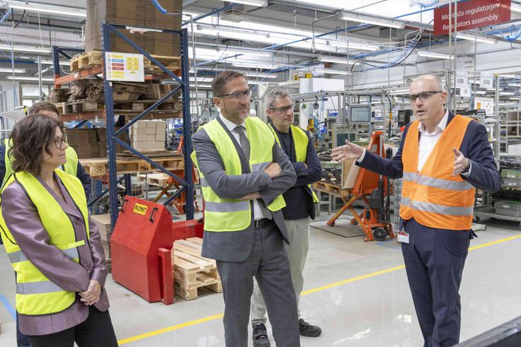 Danfoss Trata_30 let_Minister Boštjančič in generalna direktorica Rihtaršič med ogledom proizvodnje_1200 | Foto: Danfoss Trata