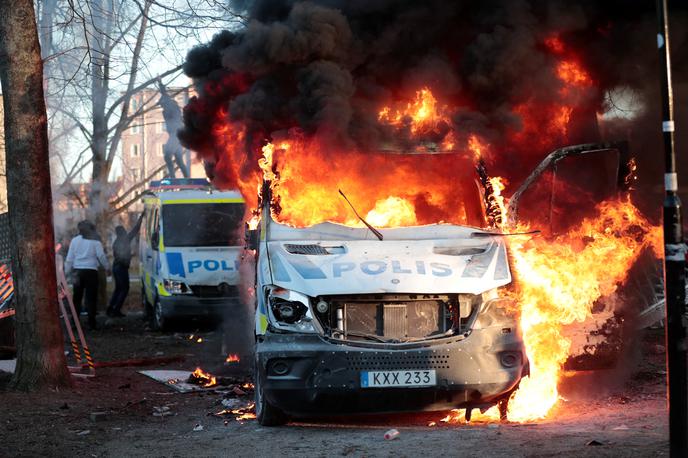 Švedska | Nasilni protesti so posledica naraščanja napetosti v državi, odkar je znani desničarski skrajnež Rasmus Paludan dobil dovoljenje za zborovanje, na katerem je nameraval zažgati izvod Korana. | Foto Reuters