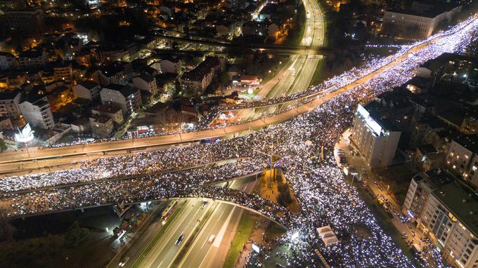 Protestov v Srbiji se iz dneva v dan, iz tedna v teden in iz meseca v mesec pridružuje večja množica ljudi. V ponedeljek so preplavili Autokomando, enega najpomembnejših beograjskih križišč in popolnoma blokirali promet.  | Foto: Reuters