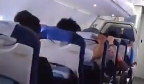 Letalo z 227 potniki zajela toča, v kabini je izbruhnila panika #video