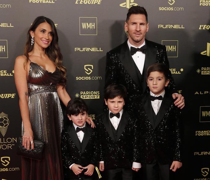 Messi z ženo in otroci na rdeči preprogi. | Foto: Reuters