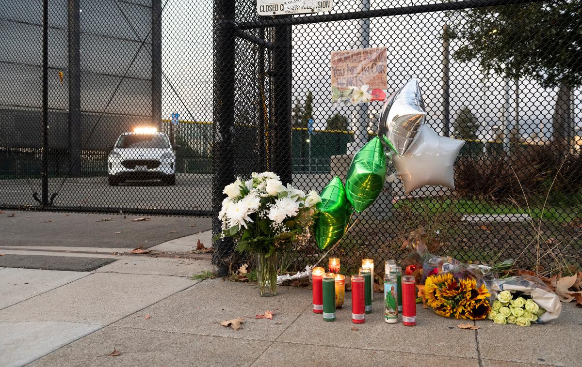 John Beam sveče | Pokojnemu trenerju pred univerzo prižigajo sveče. | Foto Guliverimage