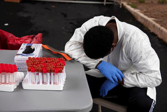 Epidemija koronavirusa je najhujša v Združenih državah Amerike. Do zdaj so odkrili že 3,3 milijona okužb z novim koronavirusom, umrlo pa je 137.000 ljudi. Število primerov se sicer še naprej hitro zvišuje - samo v sredo so zgolj v zvezni državi Arizoni odkrili več novih primerov kot v celotni Evropski uniji, ki ima 60-krat toliko prebivalcev. | Foto: Reuters