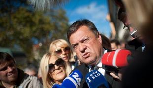 "Poslanci se prostituirajo, iščejo nove gospodarje"