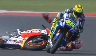 Je Rossiju noga zdrsnila ali je Marqueza nalašč sklatil z motorja? #video