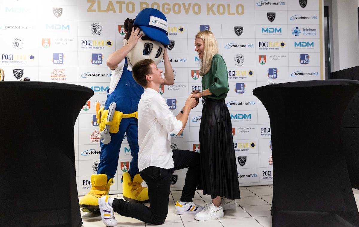 Zlato Rogovo kolo 2021 - Tadej Pogačar, Eugenija Bujak, Kristjan Hočevar | Tadej Pogačar in Urška Žigart sta se zaročila leta 2021, poroke pa še ni na vidiku, pravi najboljša slovenska kolesarka. Fotografija je s prireditve Zlato Rogovo kolo, na kateri je Pogačar še enkrat (v šali) pokleknil pred svojo izbranko.  | Foto Vid Ponikvar