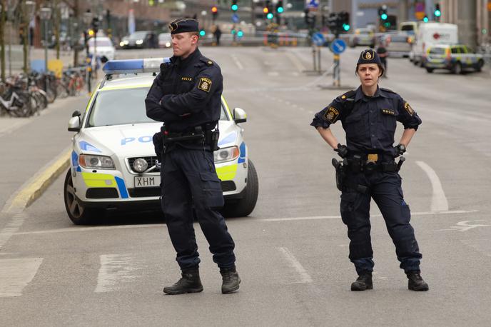 Švedska policija | Septembra je bilo v nasilju tolp na Švedskem ubitih 12 ljudi, med njimi tudi mladoletniki, kar je največ od decembra 2019. Švedski mediji porast nasilja povezujejo z obračuni v tolpi, znani kot mreža Foxtrot, ki je razdeljena na dve rivalski skupini. | Foto Guliverimage