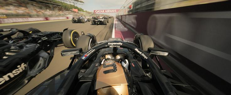 Film F1 ne temelji zgolj na športu formula 1, temveč večkrat opomni gledalca, da obstaja tudi serija videoiger F1. | Foto: Blitz Film & Video Distribution