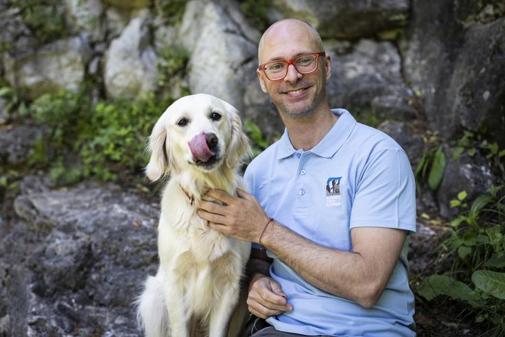 Tudi sam je že bil v resni nevarnosti. Strgal se mu je set za inzulinsko črpalko, ker je tudi sam sladkorni bolnik. V dolino so ga varno pripeljali prijatelji. | Foto: Bojan Puhek