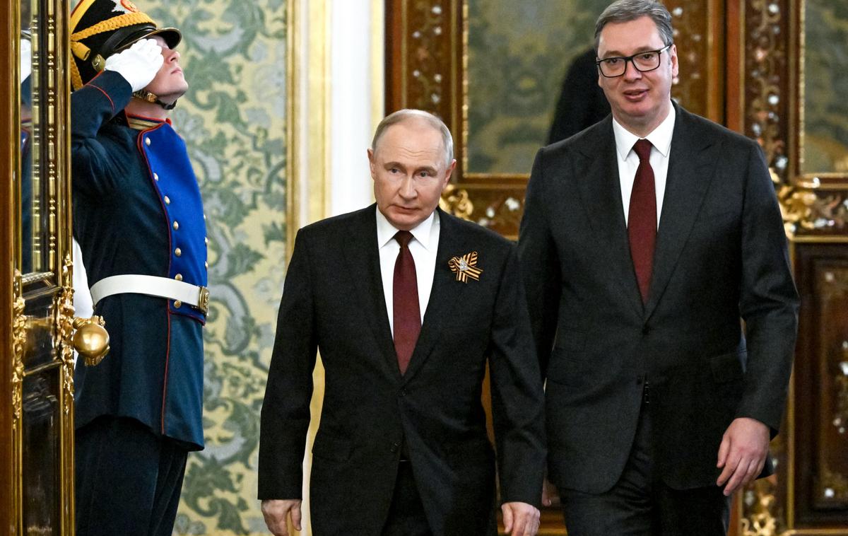 Vladimir Putin, Aleksandar Vučić | Zaradi Vučićevega obiska v Moskvi je politična skupina socialistov in demokratov (S&D) v Evropskem parlamentu pozvala visoko zunanjepolitično predstavnico EU Kajo Kallas, evropsko komisarko za širitev Marto Kos ter predsednico Evropske komisije Ursulo von der Leyen k ukrepanju. | Foto STA