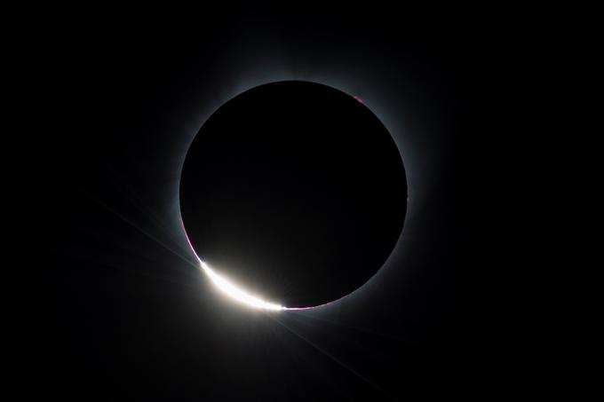 Luna skoraj popolnoma prekriva Sonce nad krajem Madras v ameriški zvezni državi Oregon, kjer je bil popolni sončni mrk viden najbolje.  | Foto: Reuters