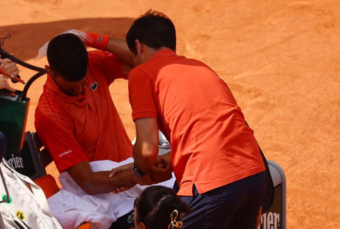 Novak Đoković je imel v polfinalu nekaj težav z roko. Je bil to razlog, da je spustil sobotni trening? | Foto: Reuters