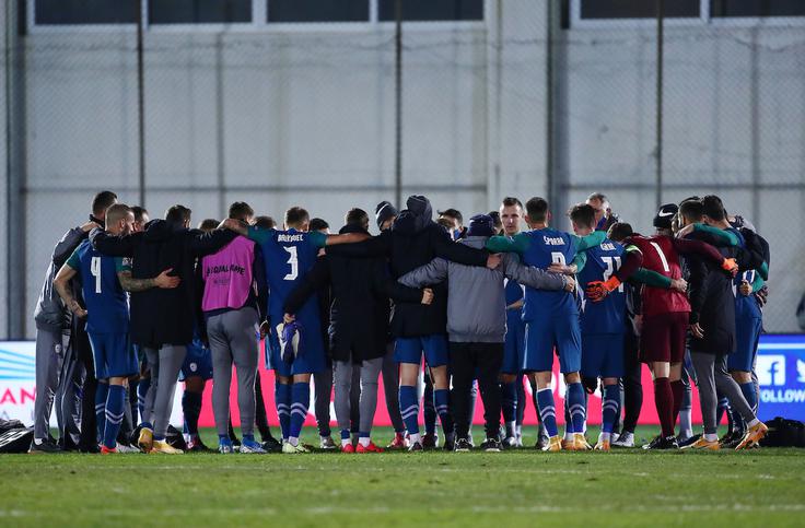 Veselje slovenskih nogometašev po remiju v Grčiji in potrditvi prvega mesta v skupini lige narodov, v kateri niso doživeli poraza. | Foto: Sportida