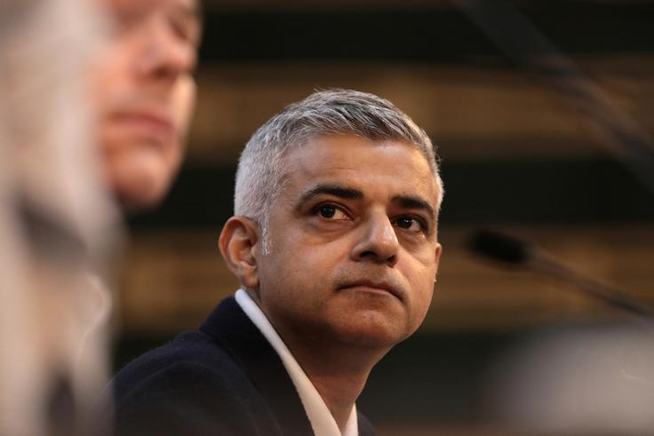 Sadiq Khan: Bogato plačani nogometaši so ljudje, ki nosijo ogromno breme in bi morali biti tudi prvi, ki bi žrtvovali svojo plačo. | Foto: Reuters