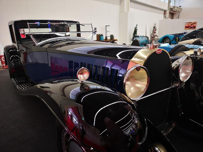 To je bugatti royale, kar 6,4 metra dolg avtomobil z medosno razdaljo kar 4,3 metra. Poganjal ga je 12,7-litrski motor V8. Izdelali so jih le sedem, šest jih še obstaja. Masa avtomobila je kar 3,1 tone. Royale velja za enega največjih avtomobilov na svetu. | Foto: Gregor Pavšič
