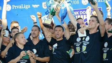 Pokal v rokah Domžalčanov, polna mreža Drave